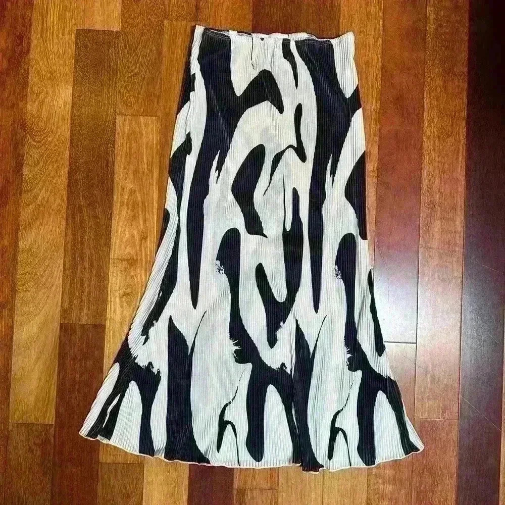 SHEIN | Black & cream long patterned pleated  skirt size XL